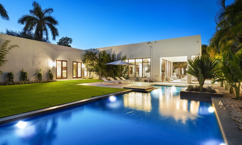 28 villa backyard pool