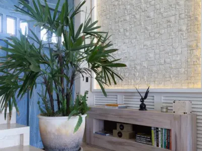 6 Entrance Hall MG 4011