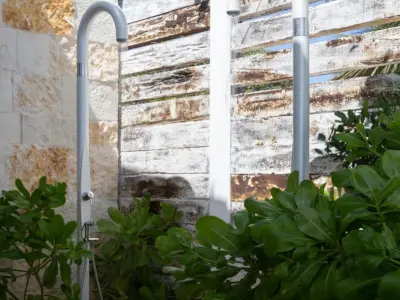 Showers Exterior MG 3994