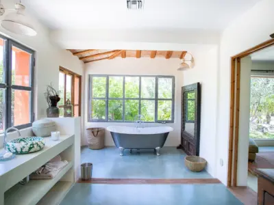 Large Guest Room Bathroom 4