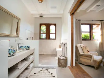 Mainhouse Brown Bedroom bathroom 1