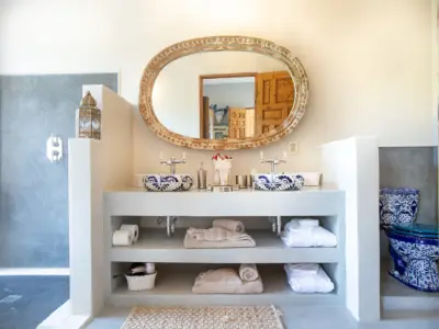 Mainhouse Turqouise Bedroom Bathroom 1