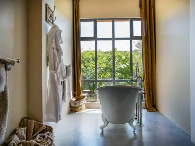 Mainhouse Turqouise Bedroom Bathroom 2