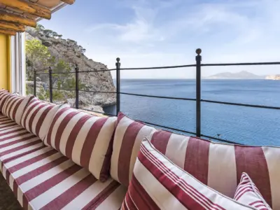 Yellow Castle Mallorca 11