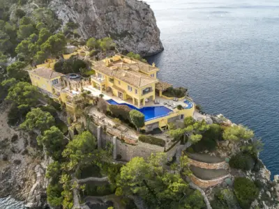 Yellow Castle Mallorca 72