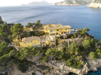 Yellow Castle Mallorca 74