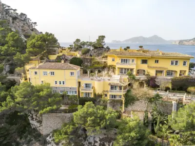 Yellow Castle Mallorca 75