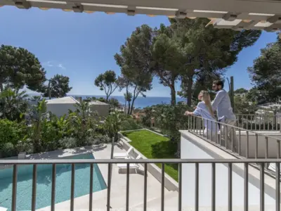 Villa Balkon auf Pool