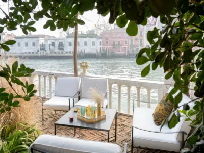 C8 Casetta Rossa patio to canal