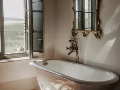 Bath with a view in honeymoonsuite