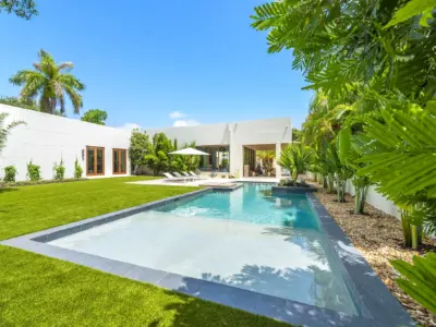04 villa backyard pool