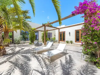 06 villa courtyard
