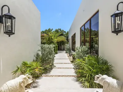 10 villa entrance