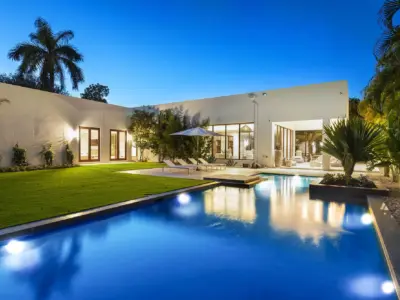 28 villa backyard pool