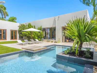33 villa backyard pool