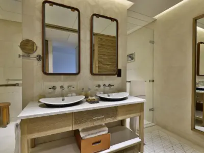 Deluxe room bathroom