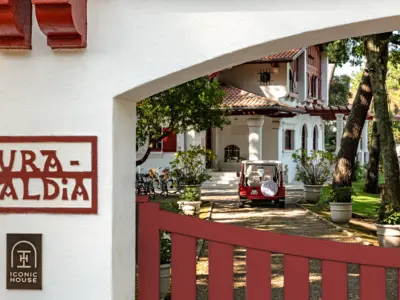 Bords du lac iconic house mrtripper 27