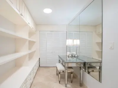 Lidijas House Suite Principal Closet 1