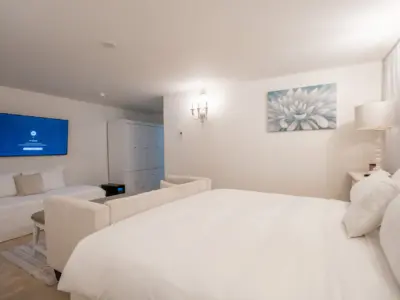 PEARL WEST SUITE 3 2