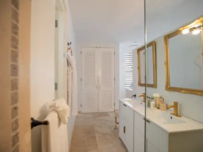 PEARL EAST SUITE 2 BAÑO 1