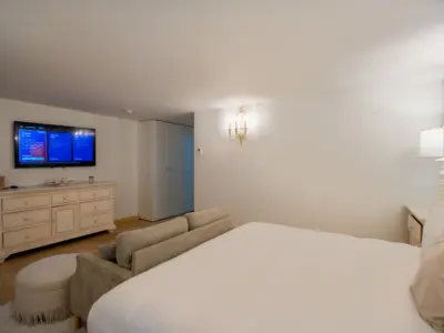 PEARL EAST SUITE 3 2