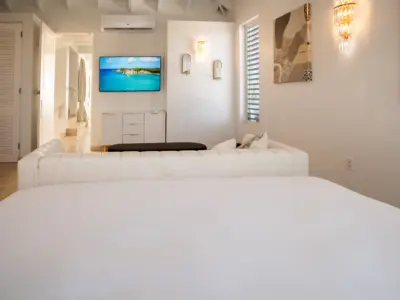 PEARL EAST SUITE 6 3