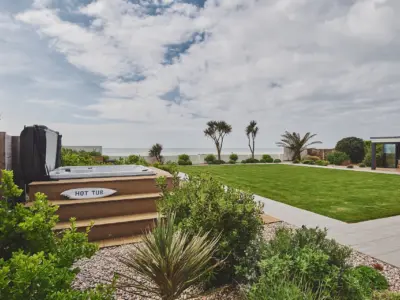 23 EXTERNALS DSC 7915 23 05 11 LCOM Sun Beach House Bognor HI RES 1920x1280