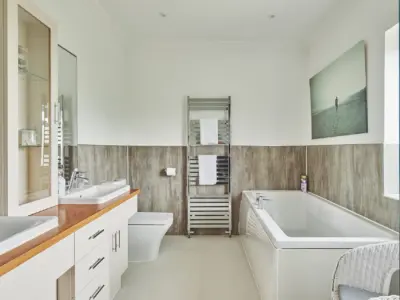 BATH 1 DSC 7713 23 05 11 LCOM Sun Beach House Bognor HI RES 1920x1280