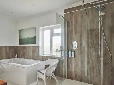 BATH 1 DSC 7722 23 05 11 LCOM Sun Beach House Bognor HI RES 1920x1280