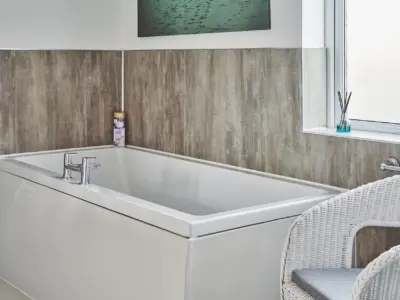 BATH 1 DSC 7724 23 05 11 LCOM Sun Beach House Bognor HI RES 1920x1280