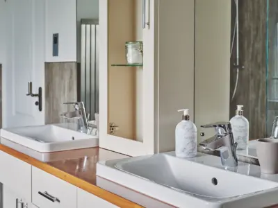 BATH 1 DSC 7730 23 05 11 LCOM Sun Beach House Bognor HI RES 1920x1280