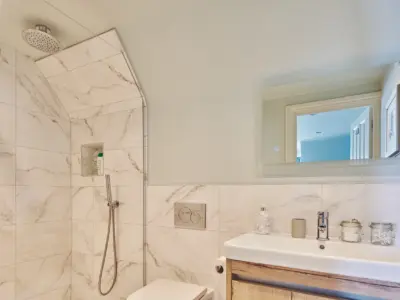 BED 5 DSC 8110 23 05 11 LCOM Sun Beach House Bognor HI RES 1920x1280