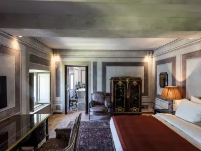 Villa Balbiano exclusive property on lake Como first rate accommodation second floor luxury suite ensuite marble bathroom bedroom 26000 VB int