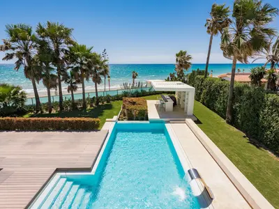 REF 009 6 BR BEACHFRONT VILLA 11