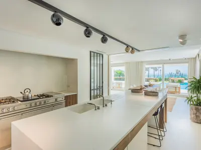 REF 009 6 BR BEACHFRONT VILLA 19