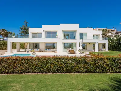 REF 009 6 BR BEACHFRONT VILLA 24