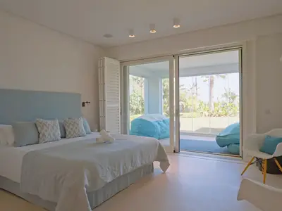 REF 009 6 BR BEACHFRONT VILLA 4